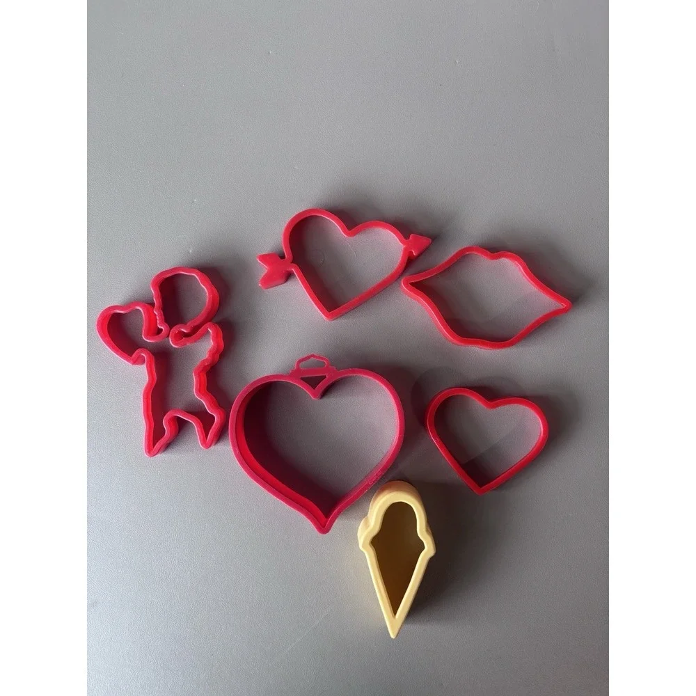 Huge Lot/47 pcs. Cookie Cutters Plastic Metal Vintage Modern Holidays Occasions‎